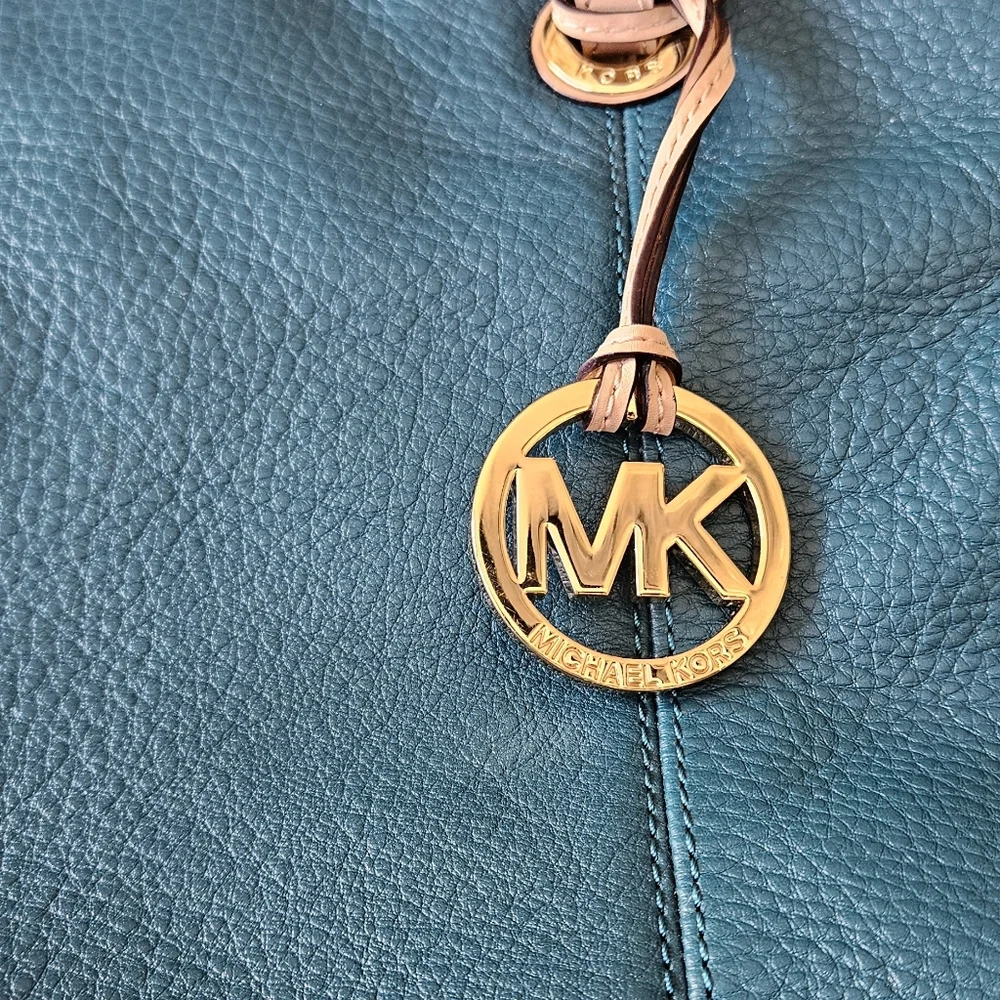 Michael Kors Women Jet Set in Teal Leather Zip Tote Bag with Logo Charm - Picture 2 of 14